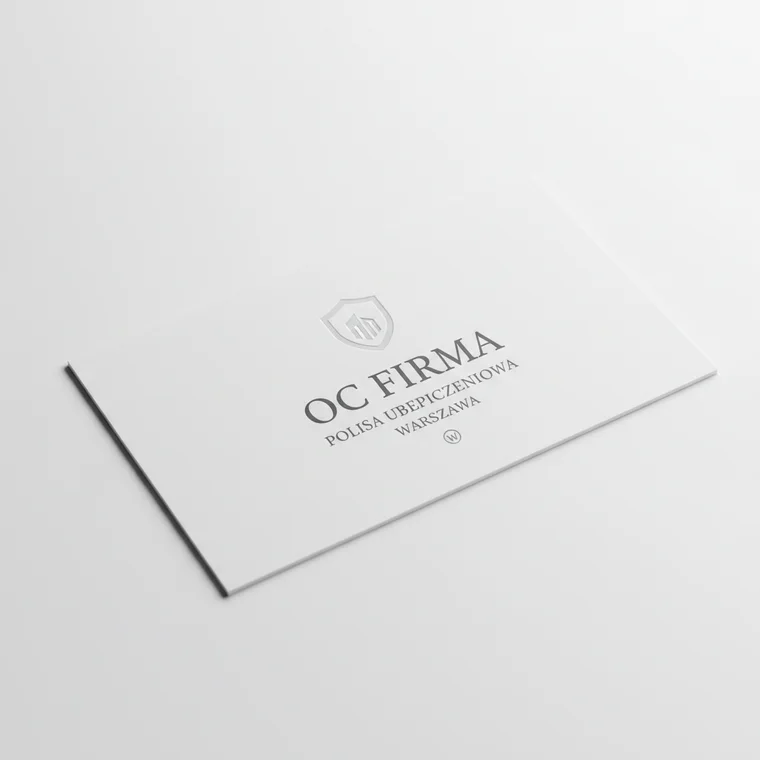 Mała firma usługowa w Warszawie podczas rozmowy z klientem o ubezpieczeniu OC, symbolicznie pokazująca, ile kosztuje minimalne OC i jak wpływa ono na bezpieczeństwo biznesu