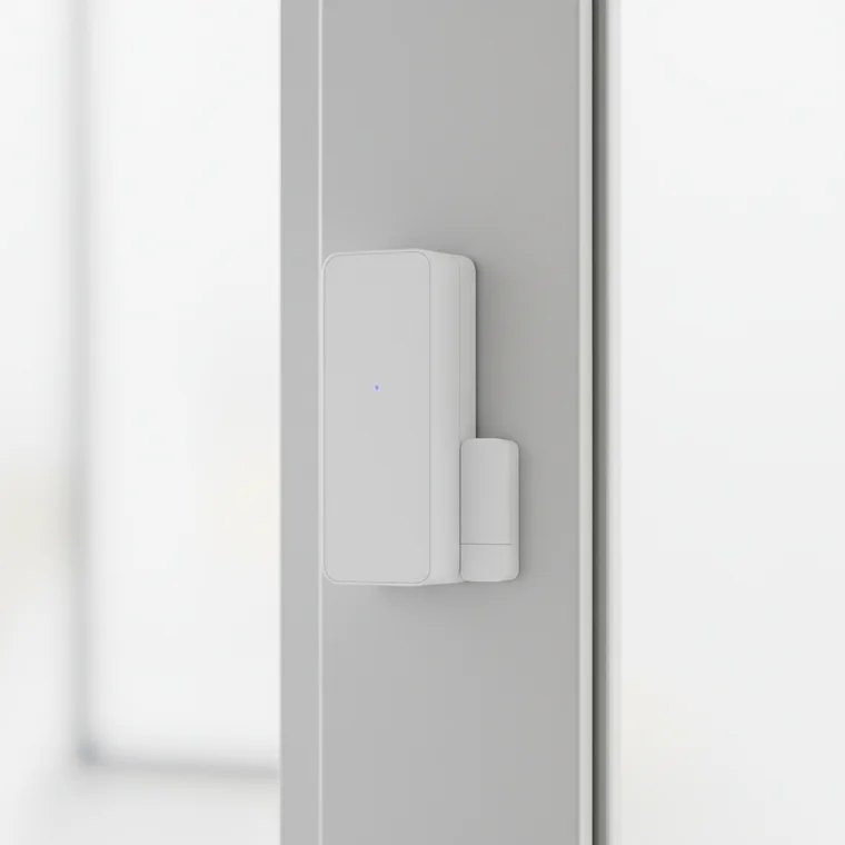 Małe biuro usługowe 50–150 m² zabezpieczone przed włamaniem – drzwi antywłamaniowe, folie na szybach i system alarmowy, pokazujące praktyczne metody ochrony bez remontu generalnego