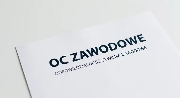 Zespół doradców biznesowych omawia zgłoszenie roszczenia z OC zawodowego po błędnej rekomendacji dla klienta korporacyjnego