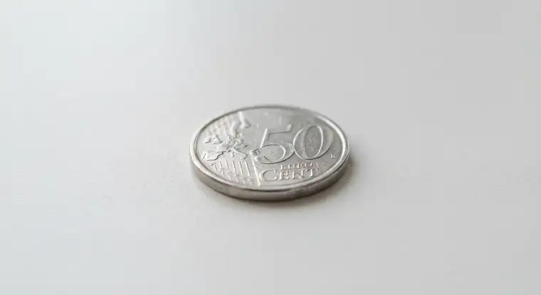 Prowizja za przelew natychmiastowy w bankach firmowych na tle wykresu i dokumentów z cennikami opłat bankowych